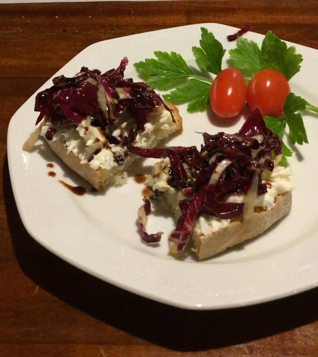 Fyldig bruschetta med gorgozola og radicchio kål