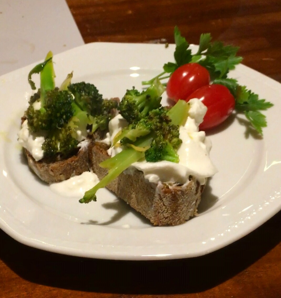 Lækker bruschetta ret med Burrata og broccoli