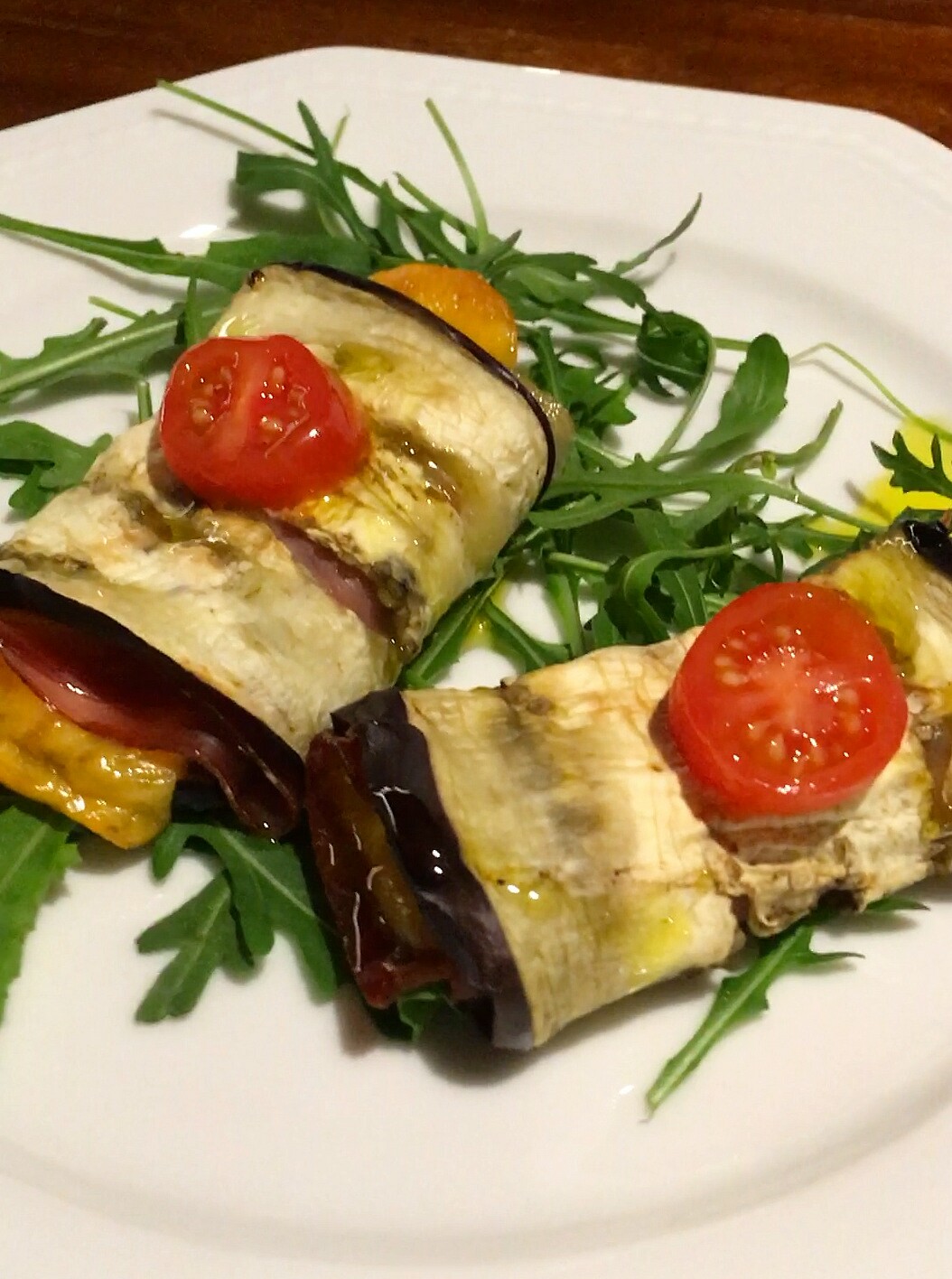 Involtini til antipasto med aubergine og cheddar ost